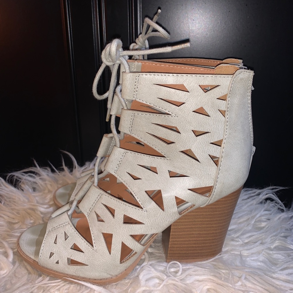 Women’s Tiffany blue Qupid, tie-up ankle bootie!